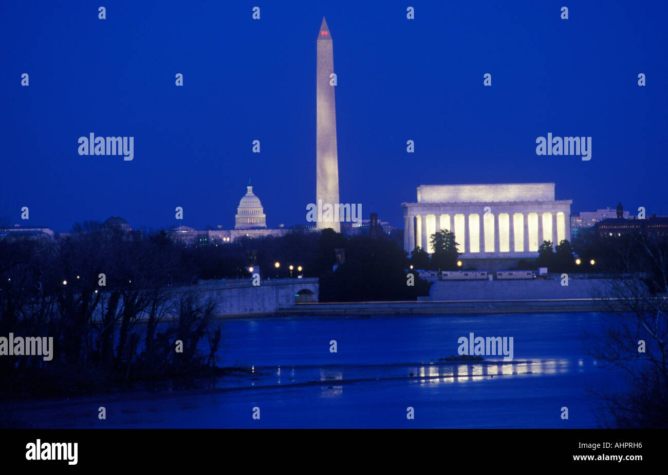 Lincoln Monumenti di Washington U S Campidoglio di Washington D C da Arlington Virginia al crepuscolo Foto Stock