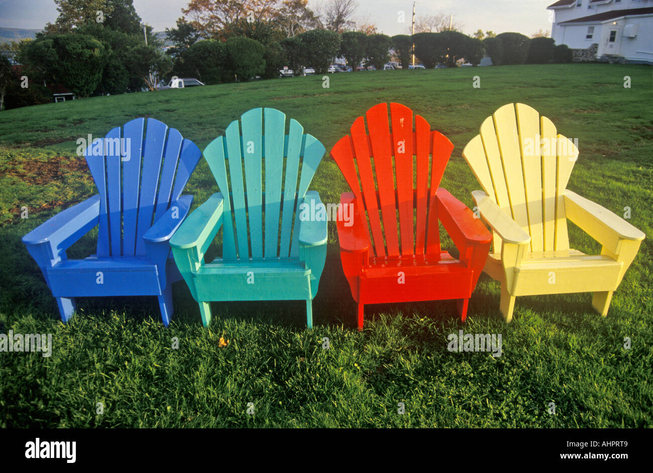 Adirondack colorate sedie a sdraio su un prato al Celtic Lodge Nuova Inghilterra Foto Stock