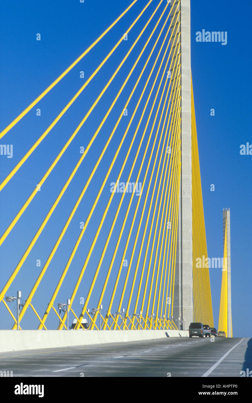 Vetture a guidare oltre il Sunshine Skyway Bridge Tampa Florida Foto Stock