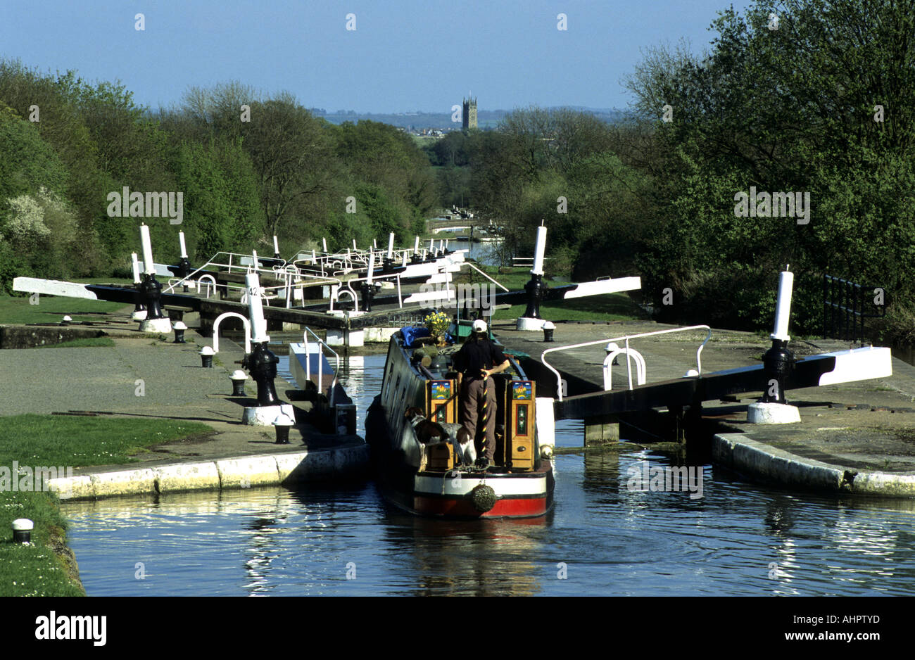Discendente Narrowboat Hatton serrature, Grand Union Canal, Warwickshire, Inghilterra, Regno Unito Foto Stock