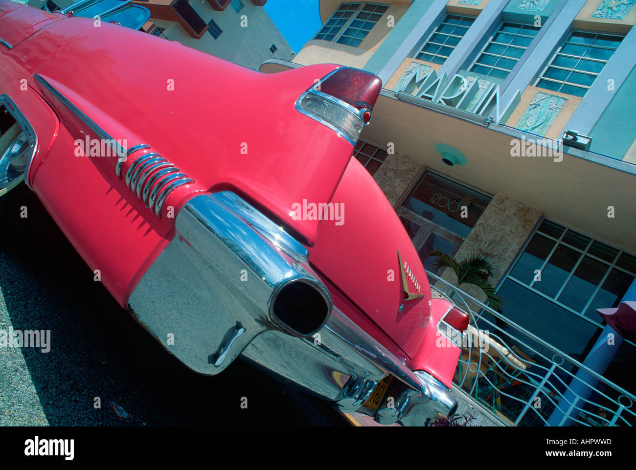 Chrome paraurti posteriore di rosa 1955 Cadillac parcheggiata in South Beach Florida Foto Stock