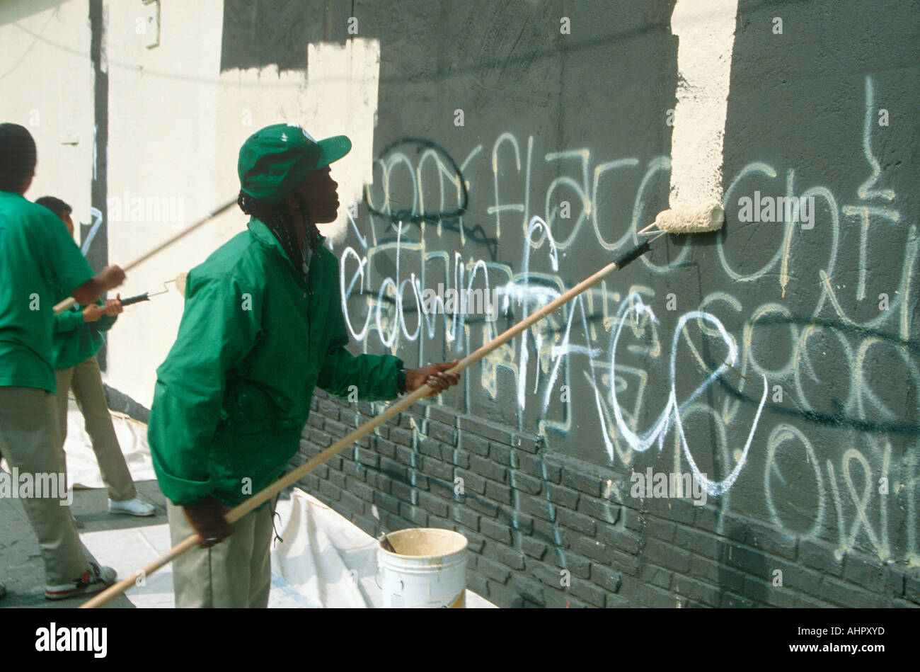 Tre giovani nero dipinto su coperto di graffiti in parete lunga spiaggia della California Foto Stock