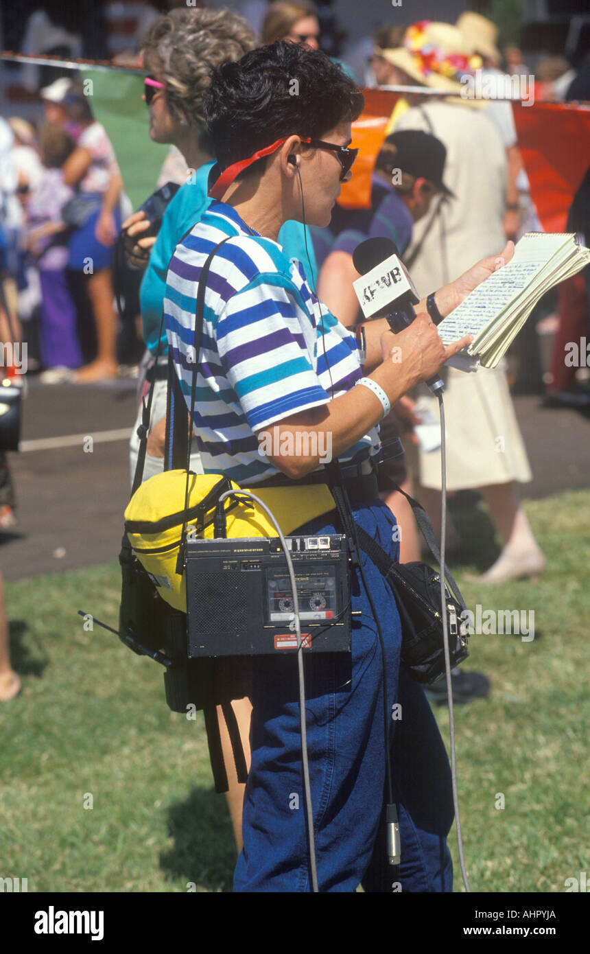 Notizie femmina radio reporter legge appunti a Ross Perot interruzione campagna Orange County in California Foto Stock