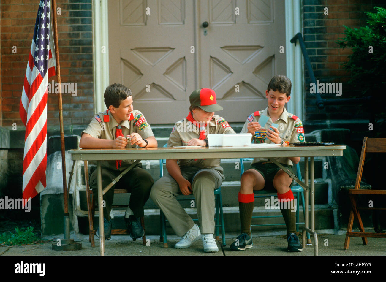 Tre Boy Scout a una tabella di registrazione di New York Foto Stock