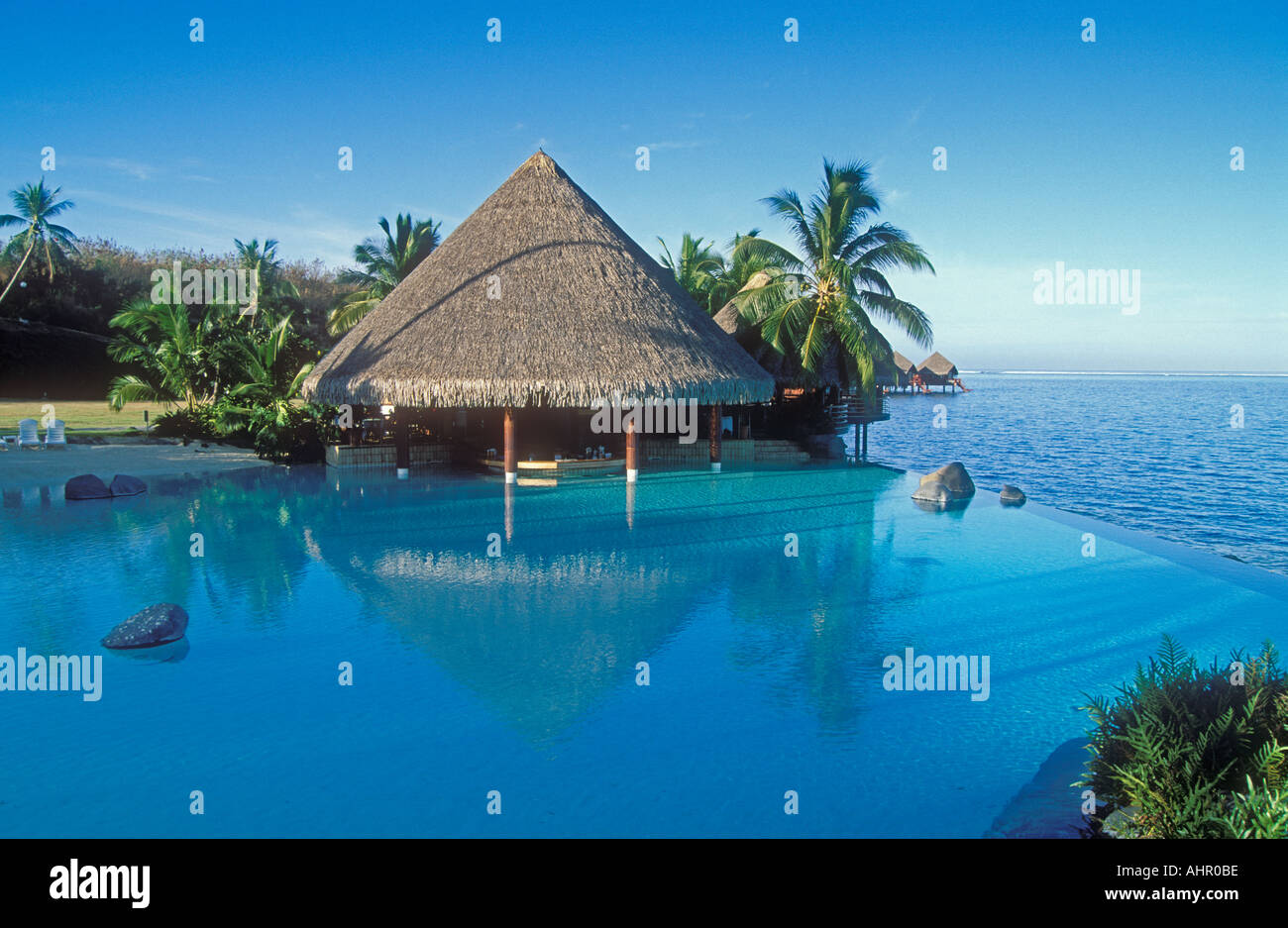 Piscina e ristorante bar Lotus al Beachcomber Parkroyal Hotel Tahiti Foto Stock