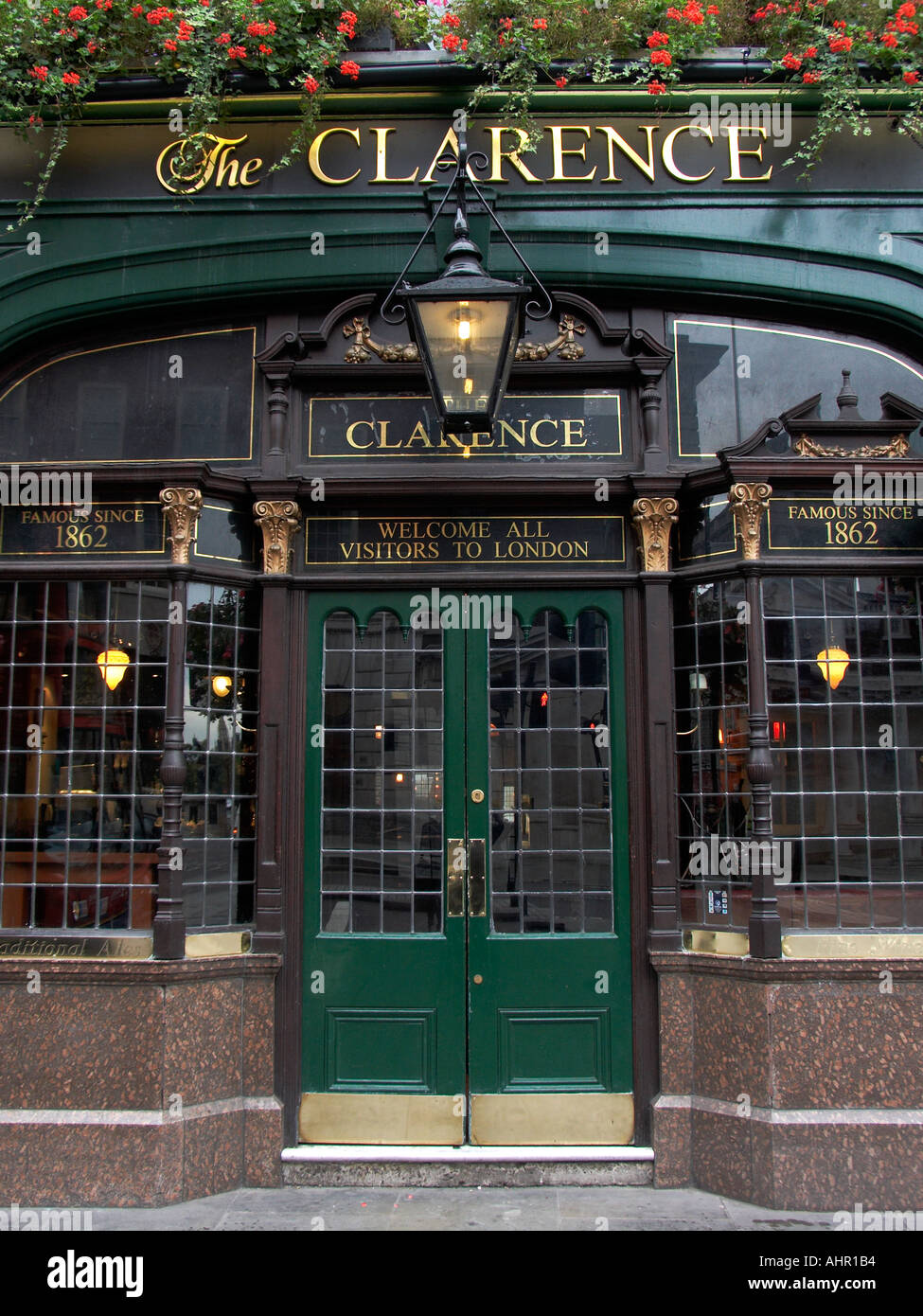 La taverna di Clarence pub stabilito 1862 all'angolo di grande Scotland Yard e Whitehall City of Westminster London Eng Foto Stock