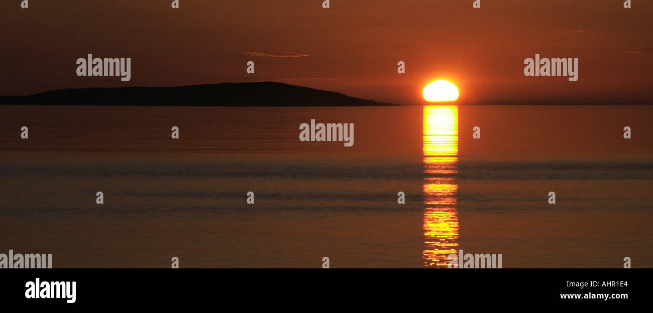 Midsummer tramonto sulla baia di Gruinard costa ovest della Scozia Foto Stock