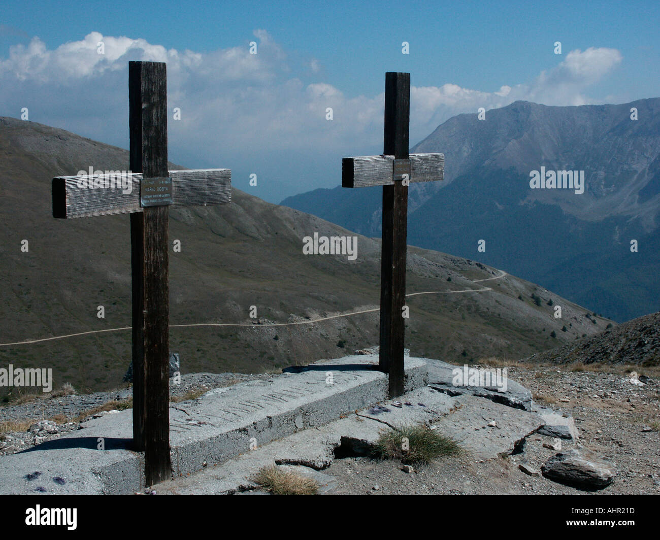Memorial attraversa per due giovani italiani WW2 combattenti della resistenza nelle montagne vicino al confine di Italia e Francia al di sopra di Sestriere Foto Stock