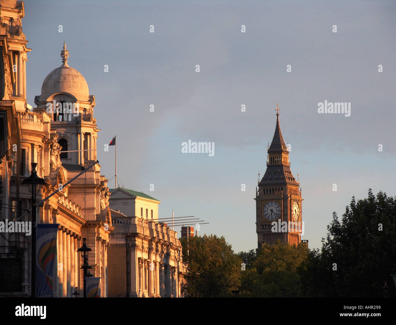 Big Ben visto giù Whitehall street da Trafalgar Square Londra Inghilterra REGNO UNITO Foto Stock