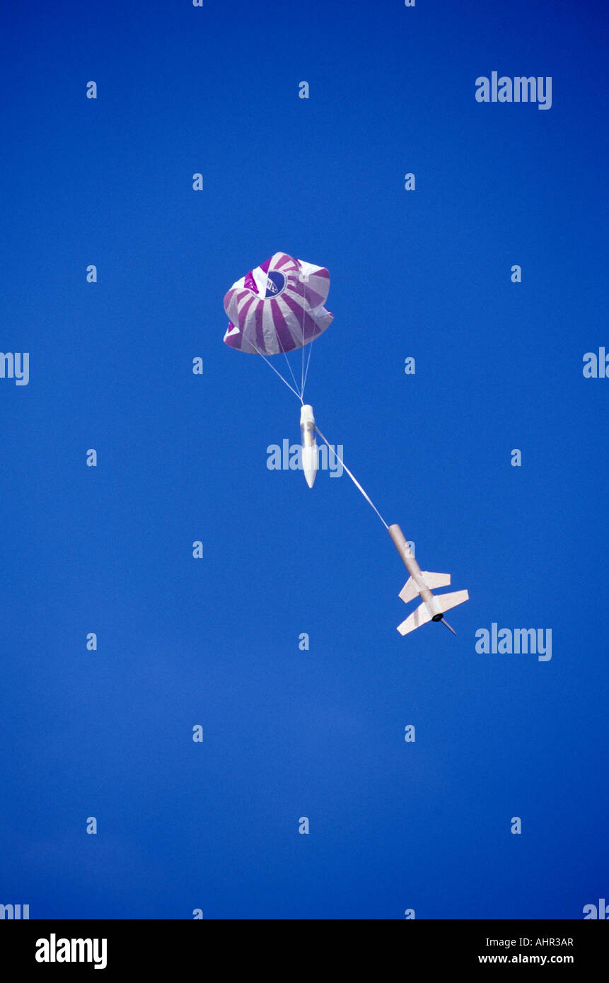 Huntsville, AL. Space Camp Camper rocket scende a terra con il paracadute. Foto Stock