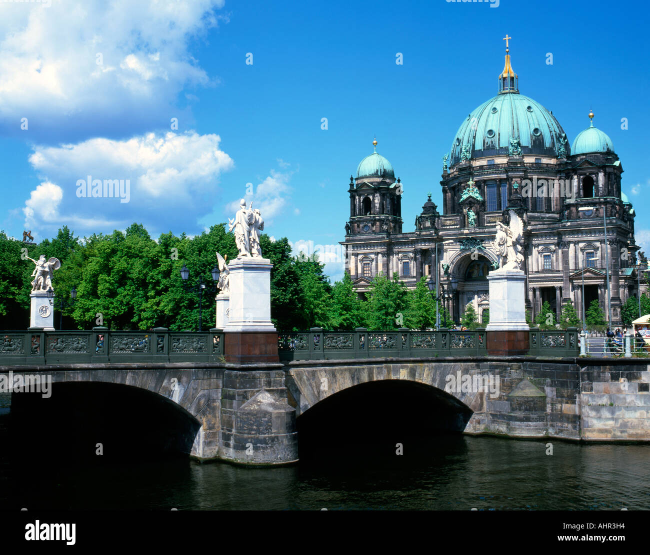 Schlossbrucke con il Berliner Dom in background. Berlino, Germania. Foto Stock