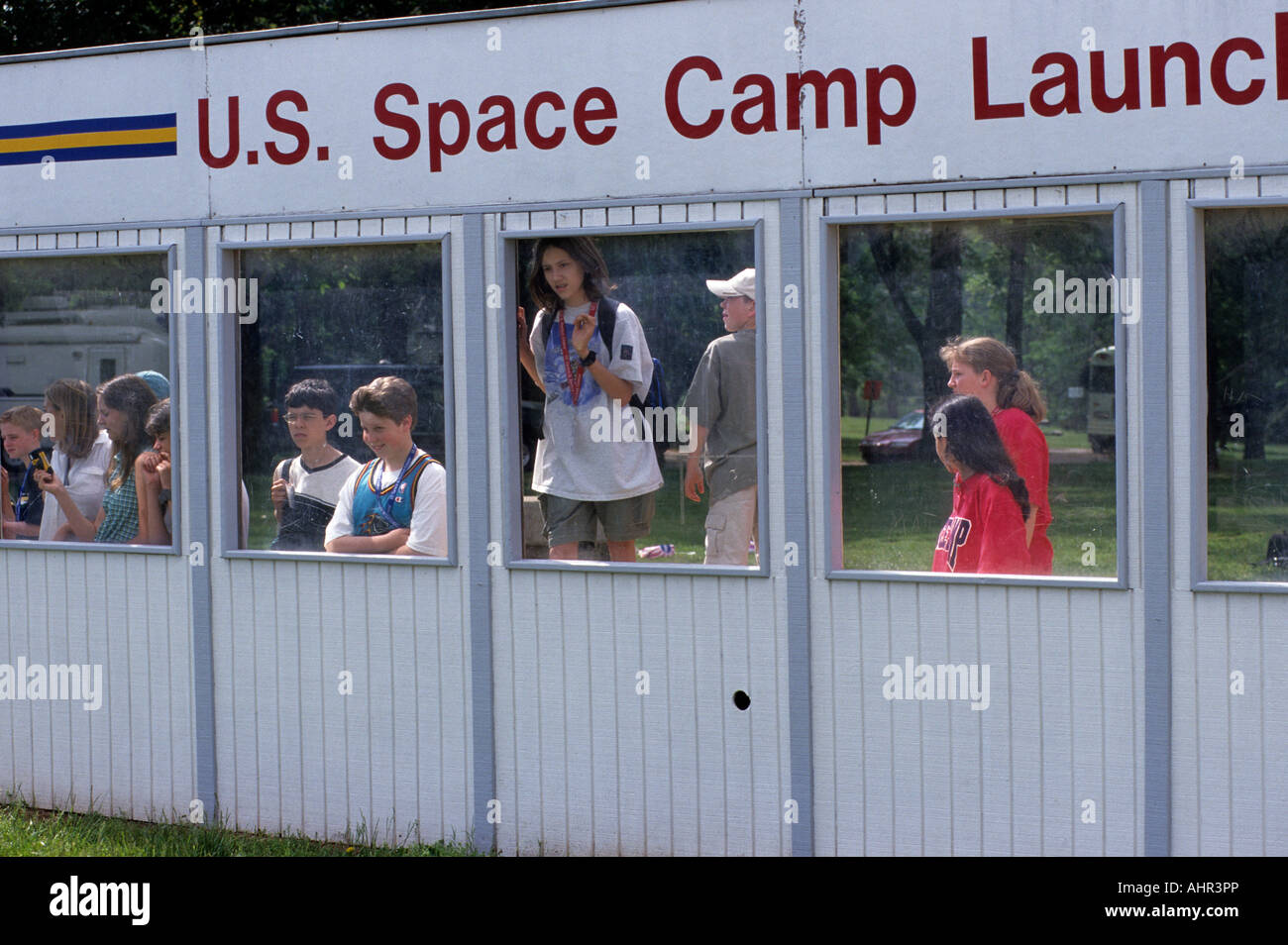 Huntsville, AL. Space Camp Camper dietro alla parete in modo sicuro il loro lancio di razzi. Foto Stock