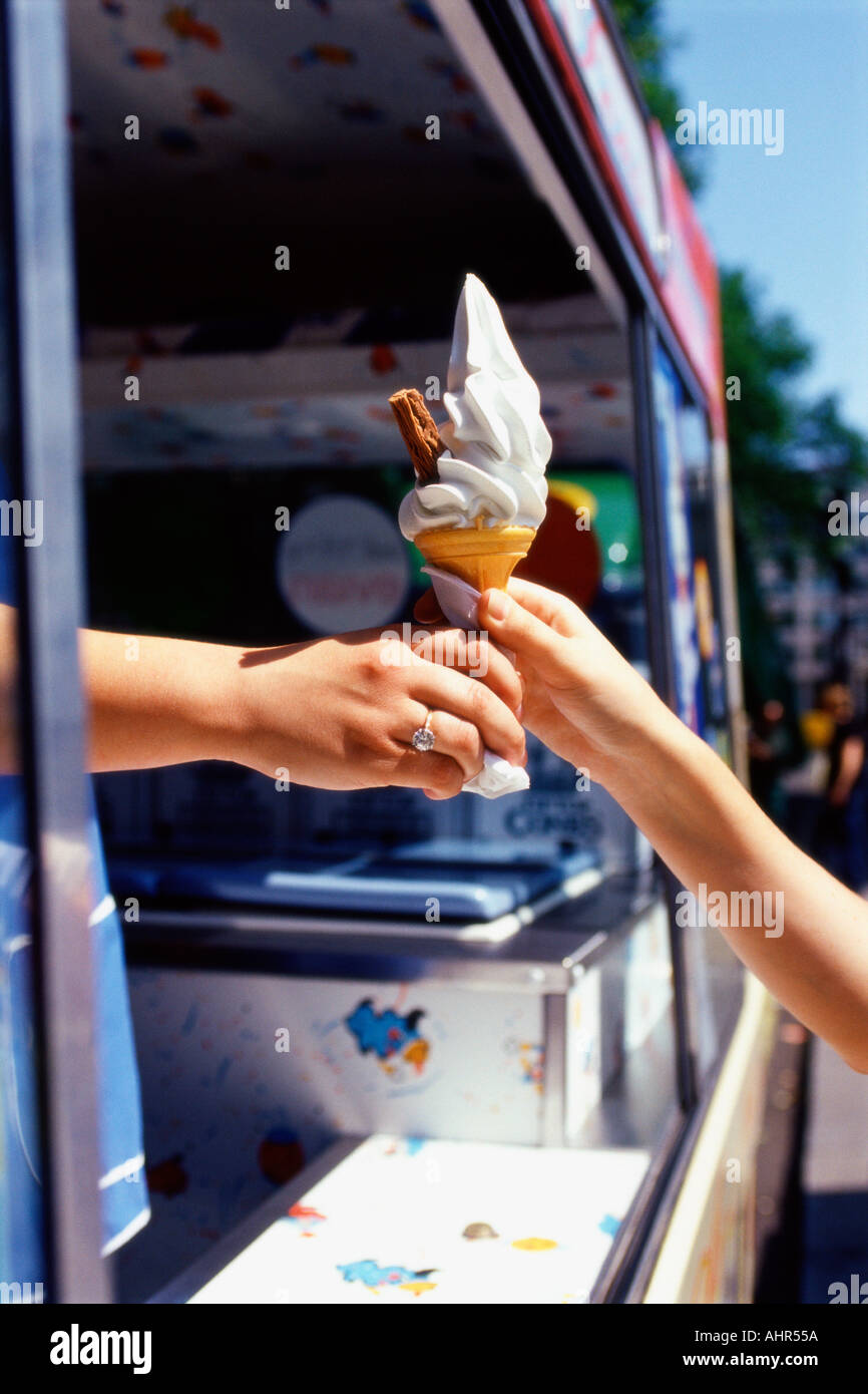 Bambino di raggiungere per un gelato Foto Stock