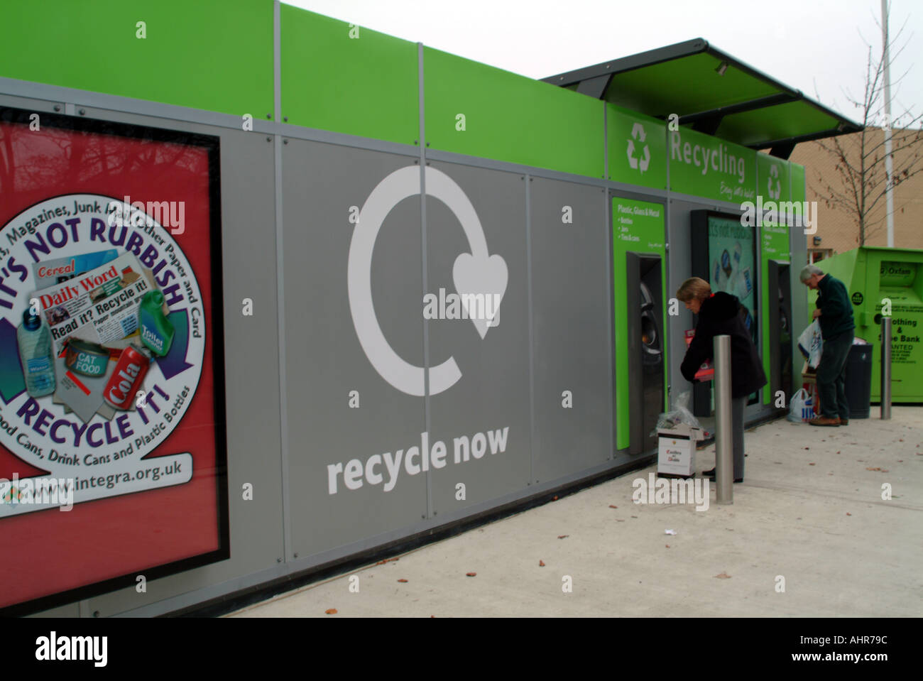 Sito di riciclaggio situato nel supermercato parcheggio auto Winchester accetta carta carta e vetro ordinamento automaticamente i colori Foto Stock