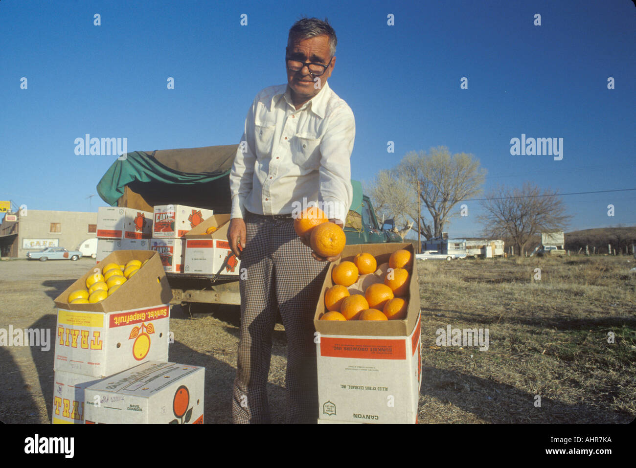L'uomo per la vendita di frutta in NM Foto Stock