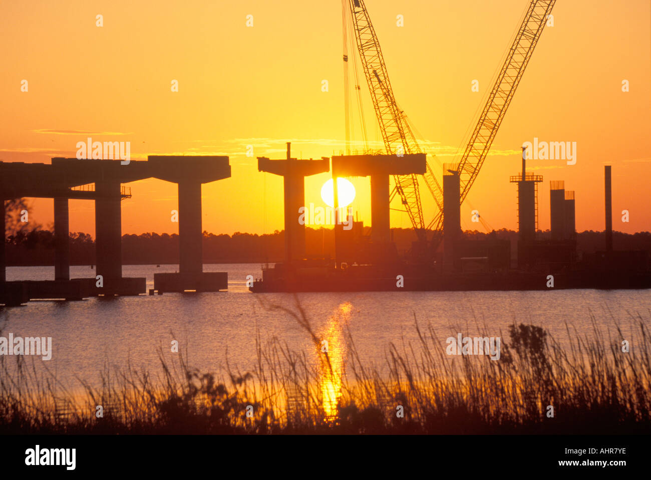 Un sole che sorge dietro un ponte edificio sito in New Bern nella Carolina del Nord Foto Stock