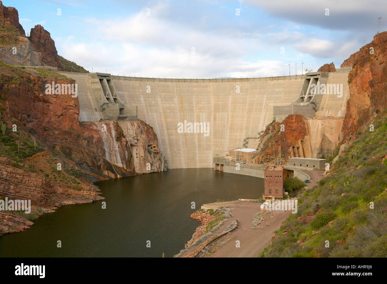 Theodore Roosevelt diga sul Lago di Apache a ovest di Phoenix AZ nella Sierra Ancha montagne Foto Stock