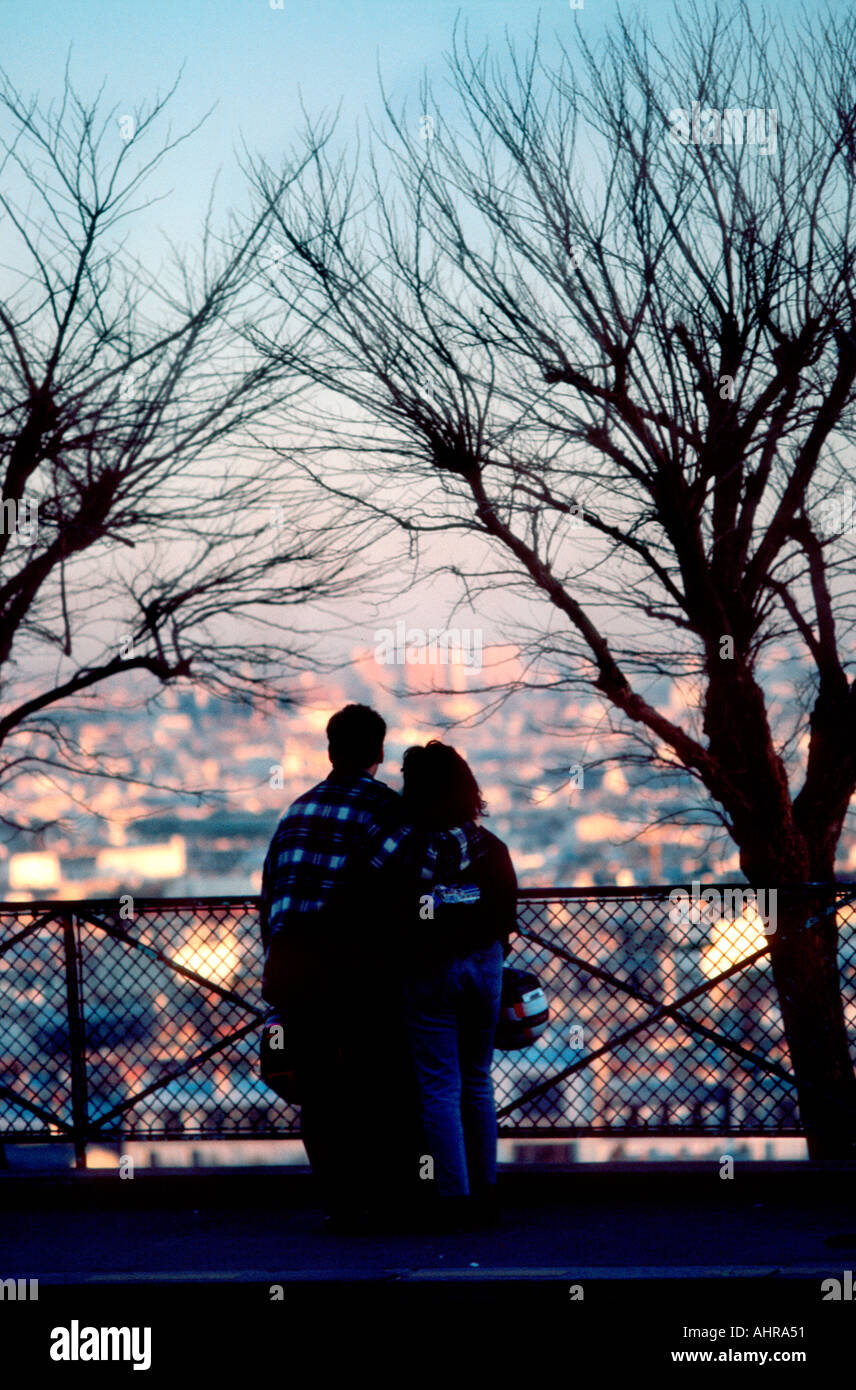 Parigi Francia, Butte Montmartre panoramica, coppia romantica guardando Cityscape vista in Silhouette Foto Stock