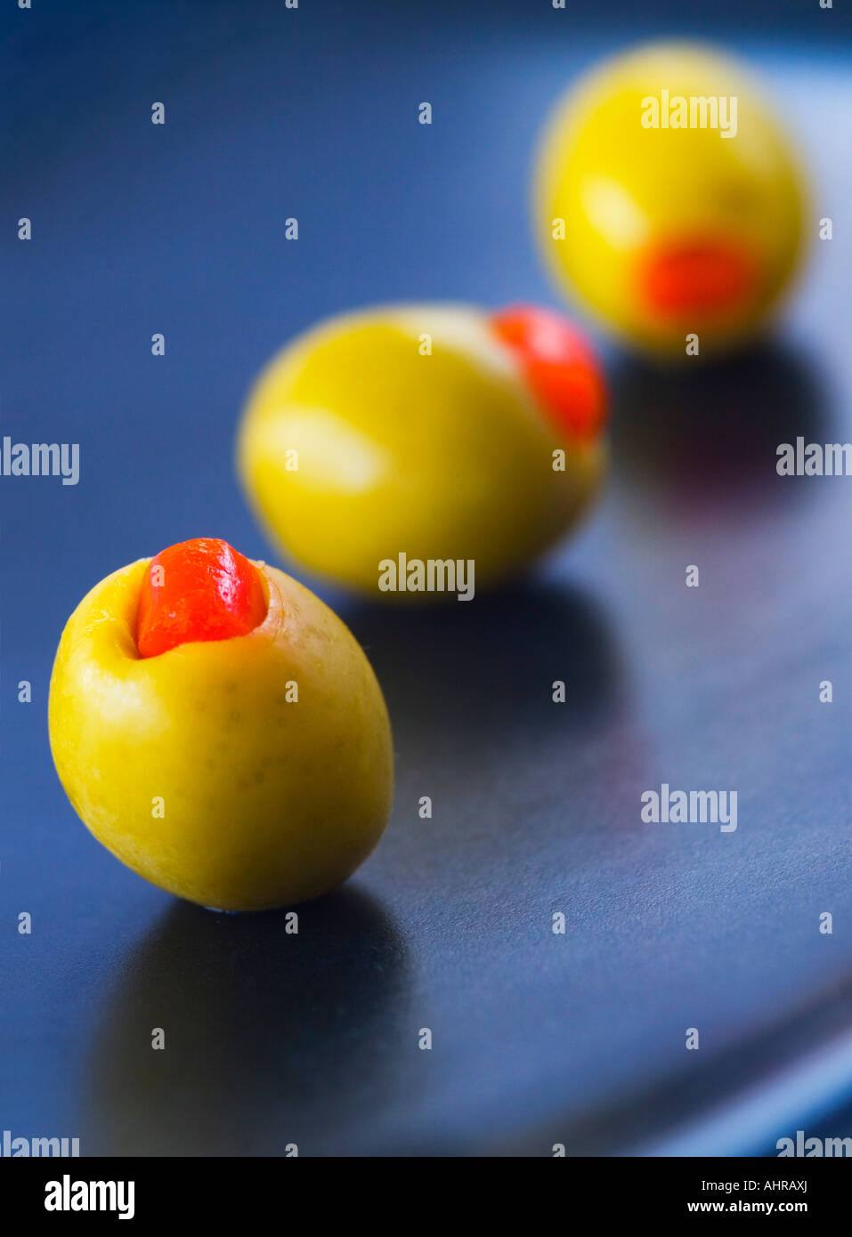 Tre olive verdi in una fila Food still life Foto Stock