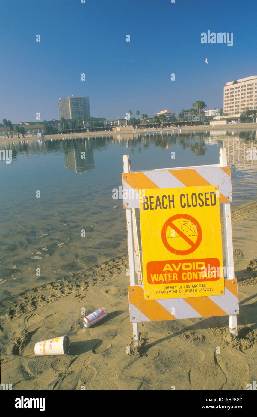 Una lettura del segno di acqua evitare contatto attenzione persone che una spiaggia di Marina del Rey Los Angeles CA è chiusa a causa di inquinamento Foto Stock