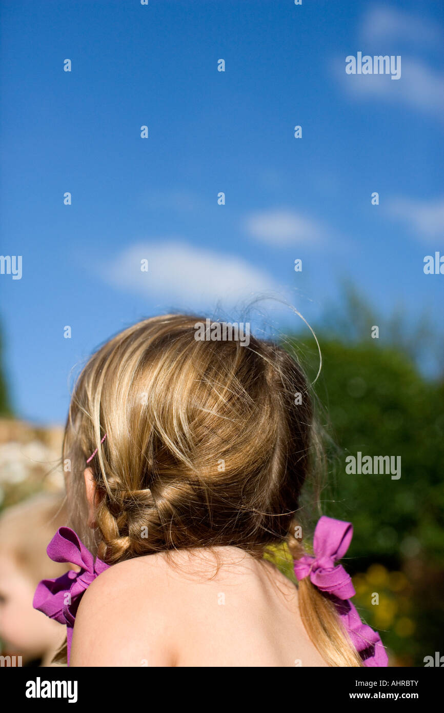 ragazza in giardino Foto Stock