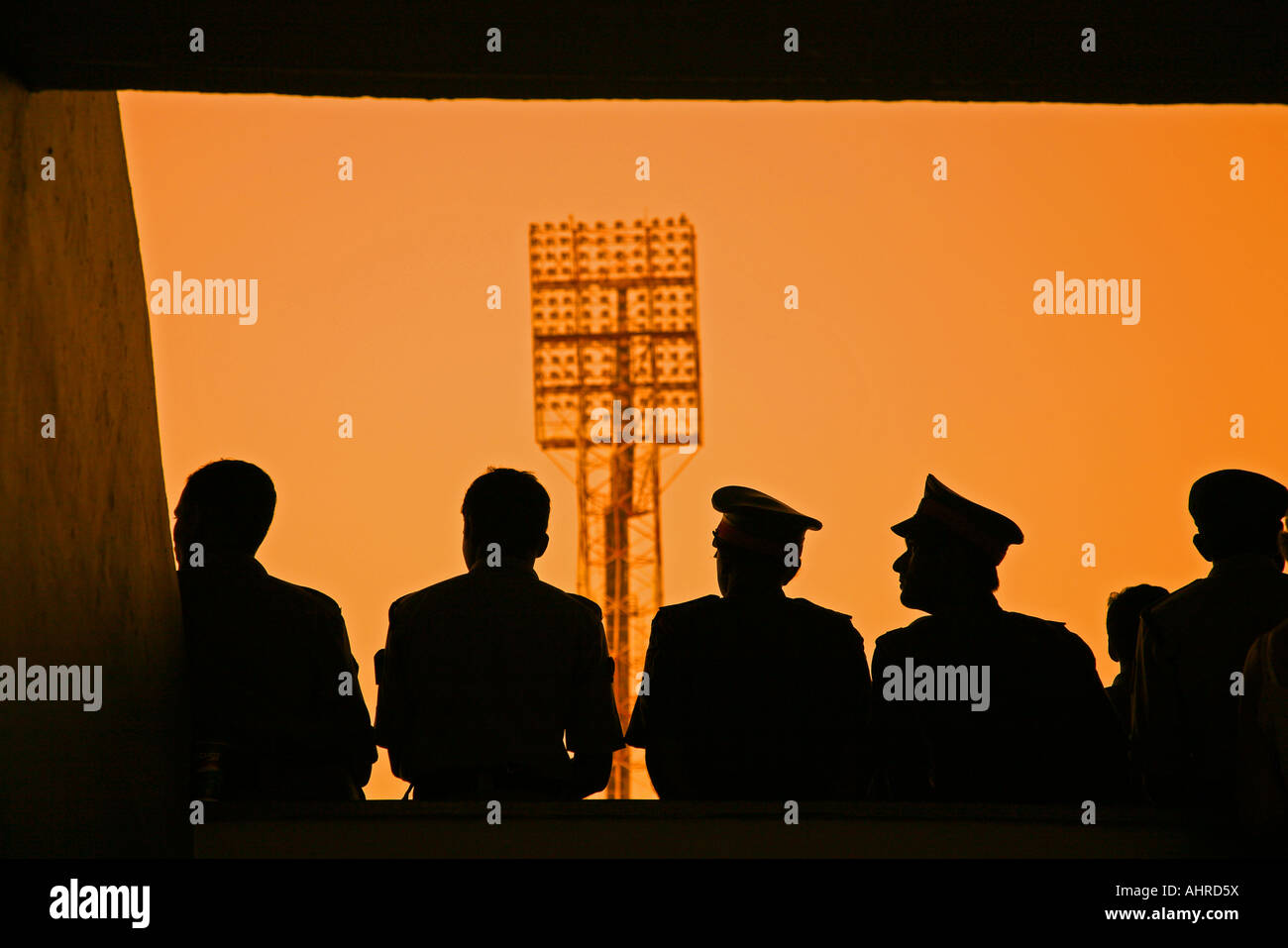 La polizia di sicurezza stadium Cricket Calcio Sport al Tramonto Foto Stock