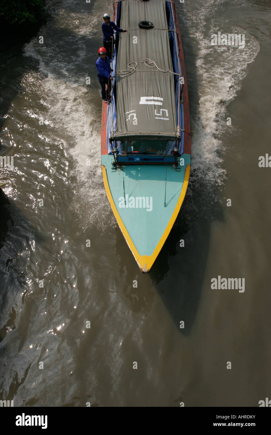 A Bangkok il traghetto passeggeri a velocità sulla Klong - i canali che costituiscono importanti vie di comunicazione della città Foto Stock