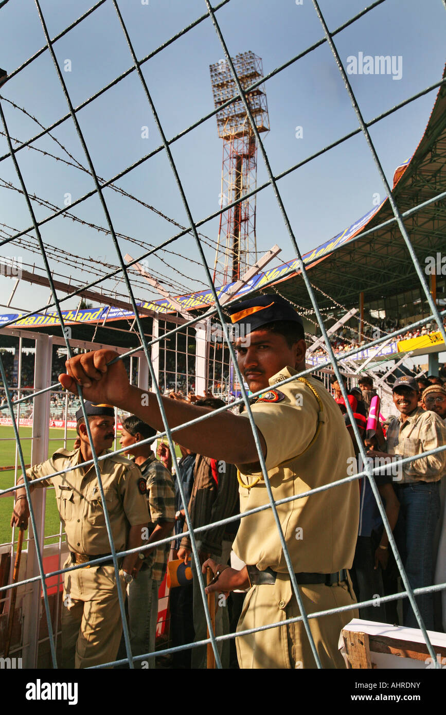 Cricket polizia di sicurezza controllo della folla stadium Mumbai Bombay in India Foto Stock
