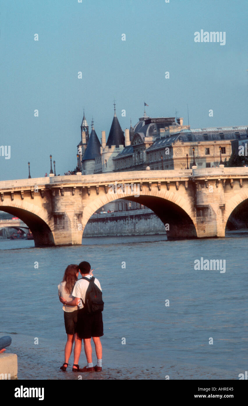 Parigi Francia, viaggio romantico fiume Senna, coppia giovane, posteriore, guardando verso 'Pont Neuf" Foto Stock