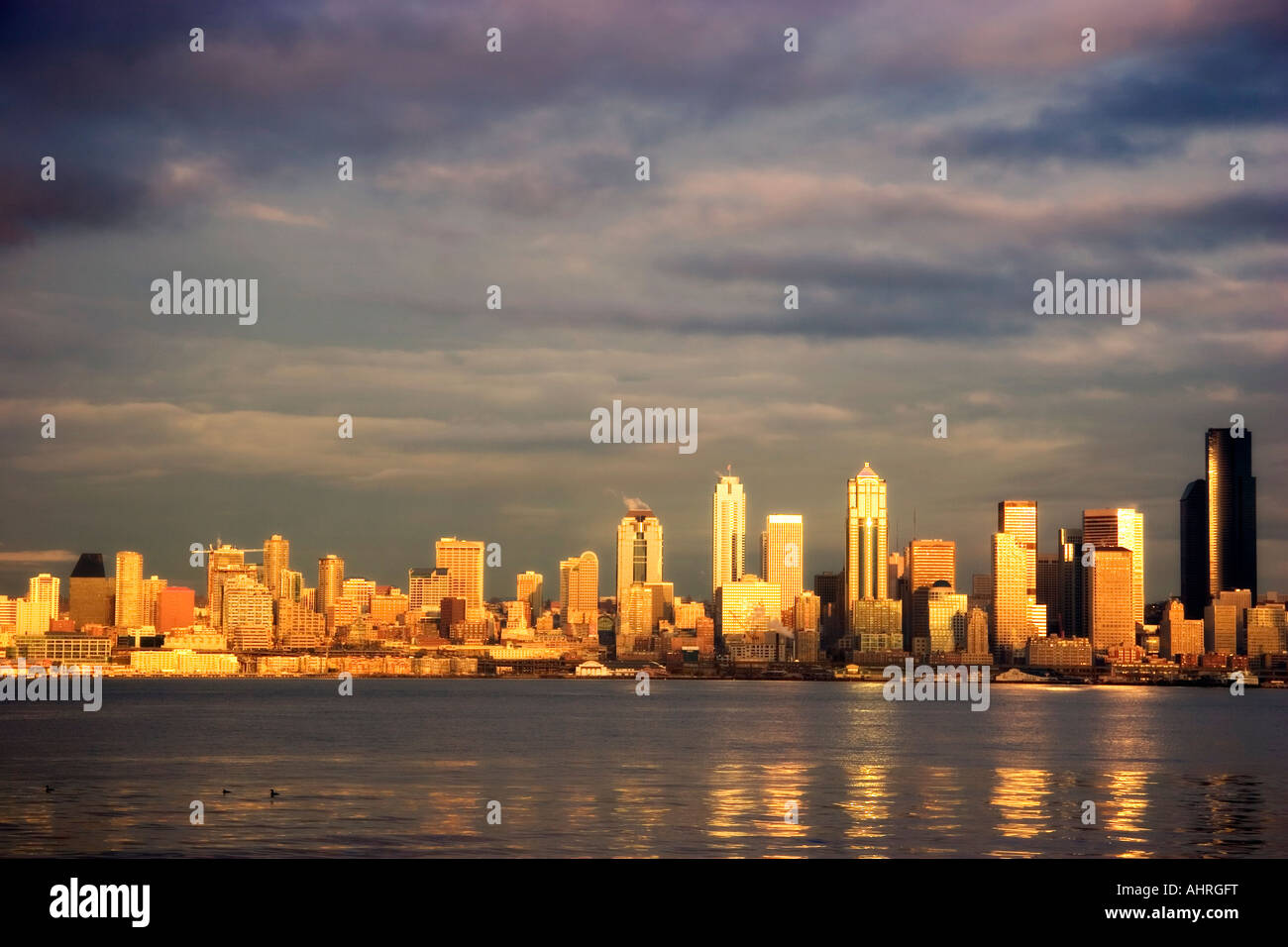 Ampio angolo di visione del Seattle skyline al tramonto Foto Stock