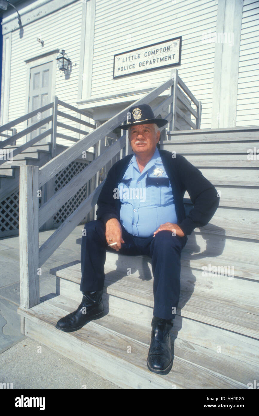 Capitano di polizia tenendo pausa sigaretta Little Compton Rhode Island Foto Stock
