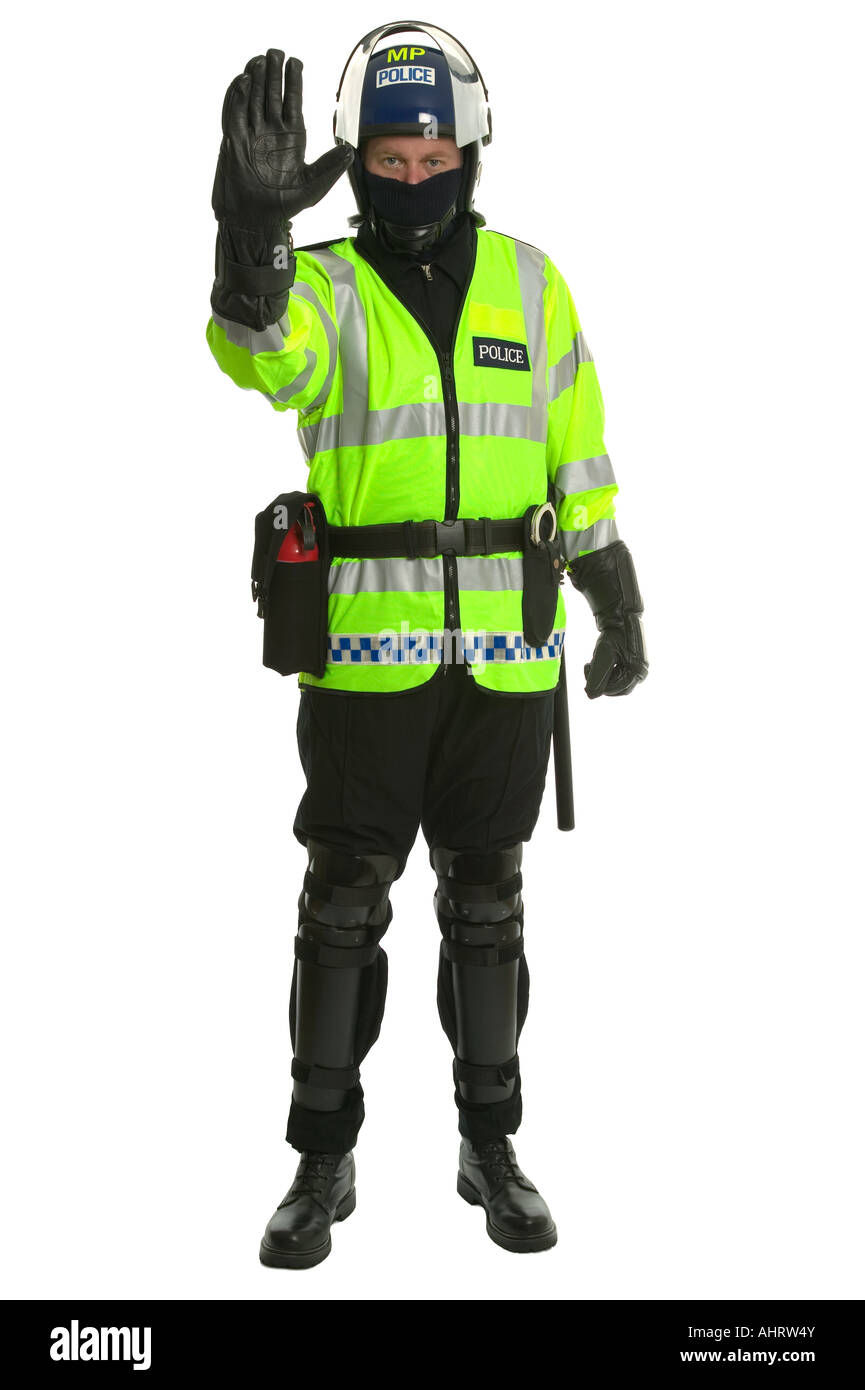Poliziotto in tenuta da sommossa e hi vis jacket gesticolando a voi per interrompere Foto Stock