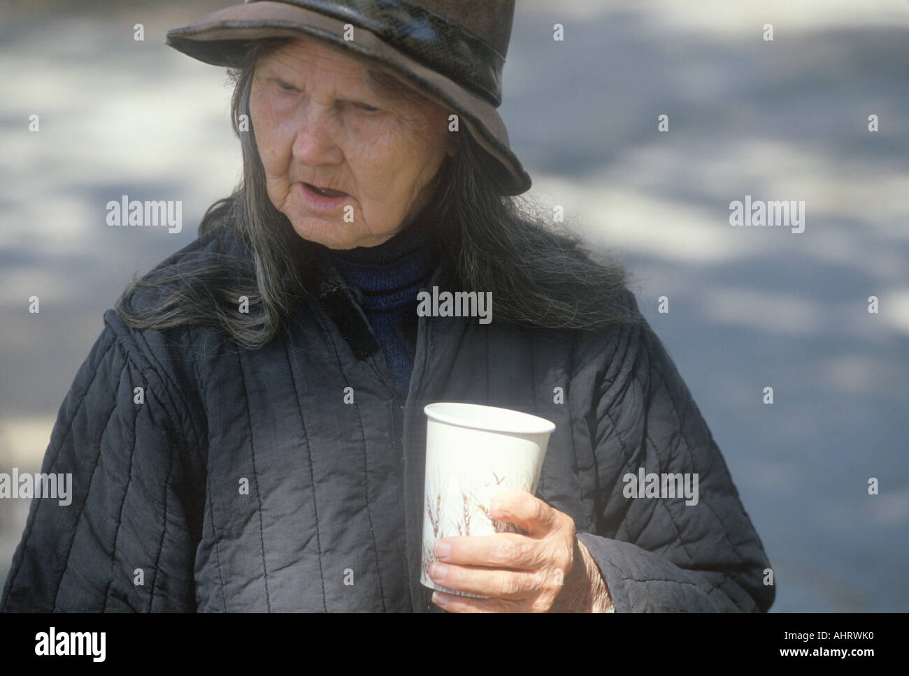 Anziana donna senzatetto di bere caffè Chicago Illinois Foto Stock