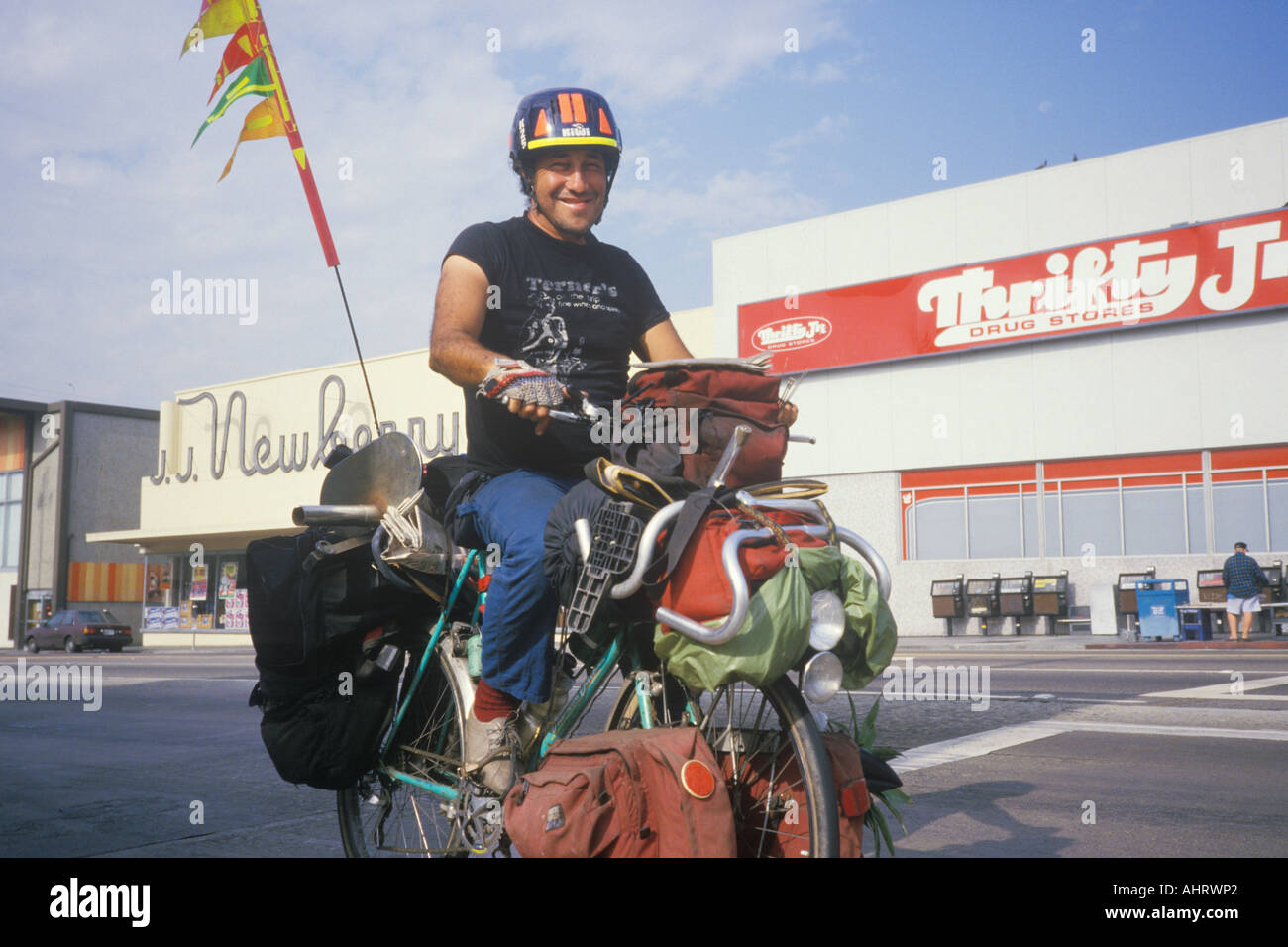 Senzatetto Latino Bicicletta Equitazione Santa Monica California Foto Stock