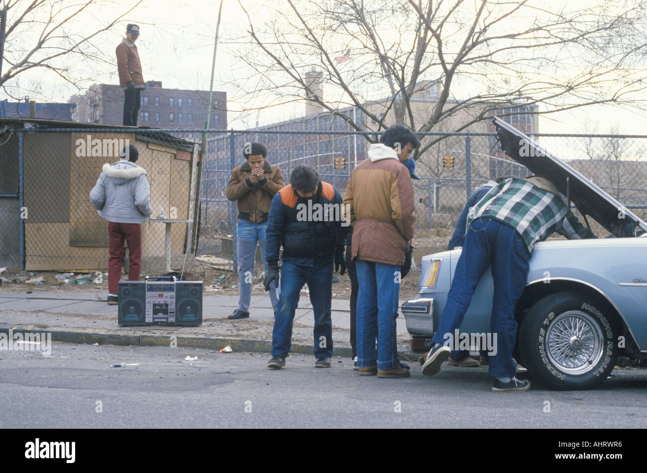 Gli uomini con il boom box auto riparazione South Bronx New York Foto Stock