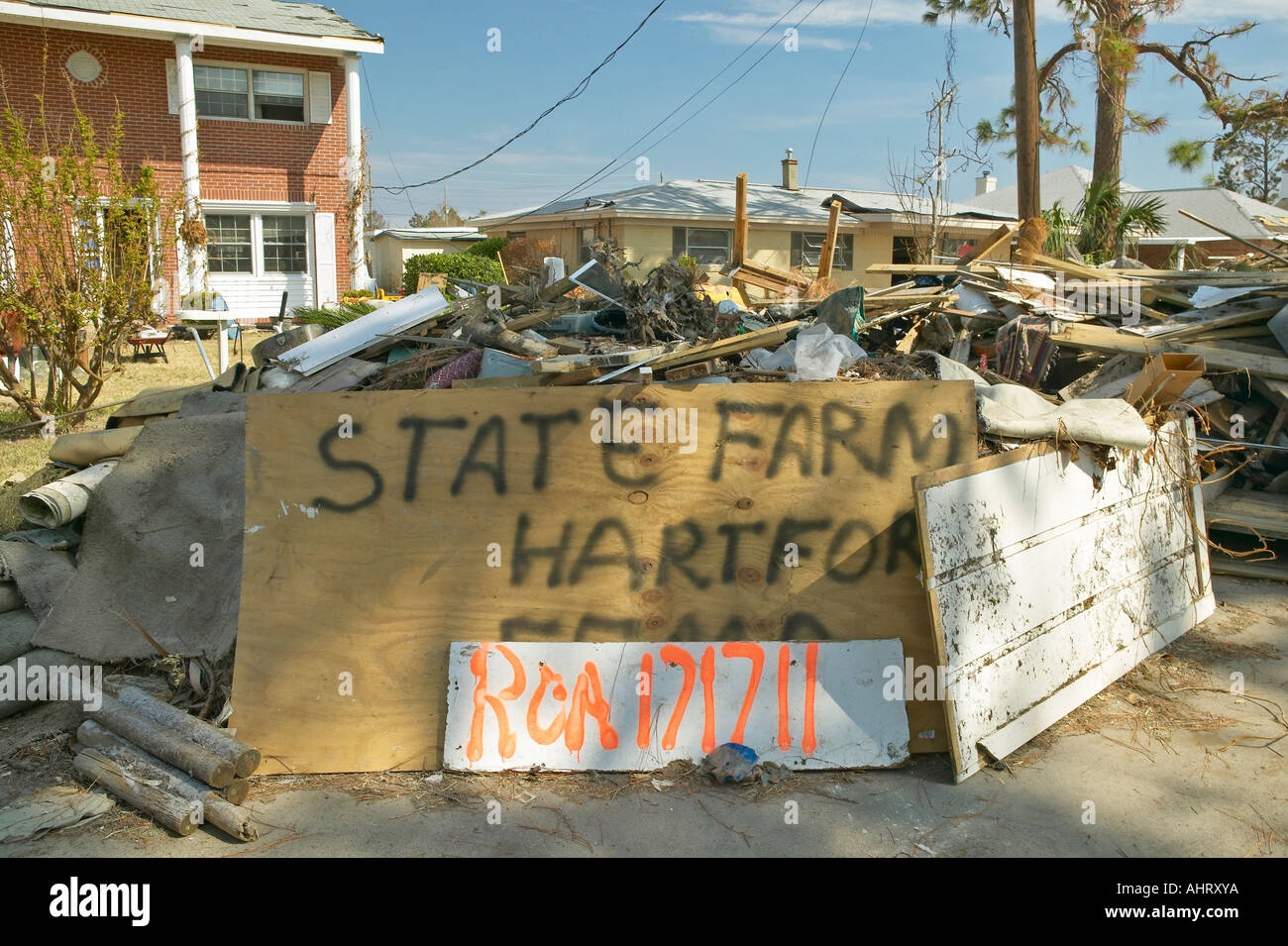 State Farm Insurance Agency segno e detriti davanti casa pesantemente colpiti dall uragano Ivan in Pensacola Florida Foto Stock