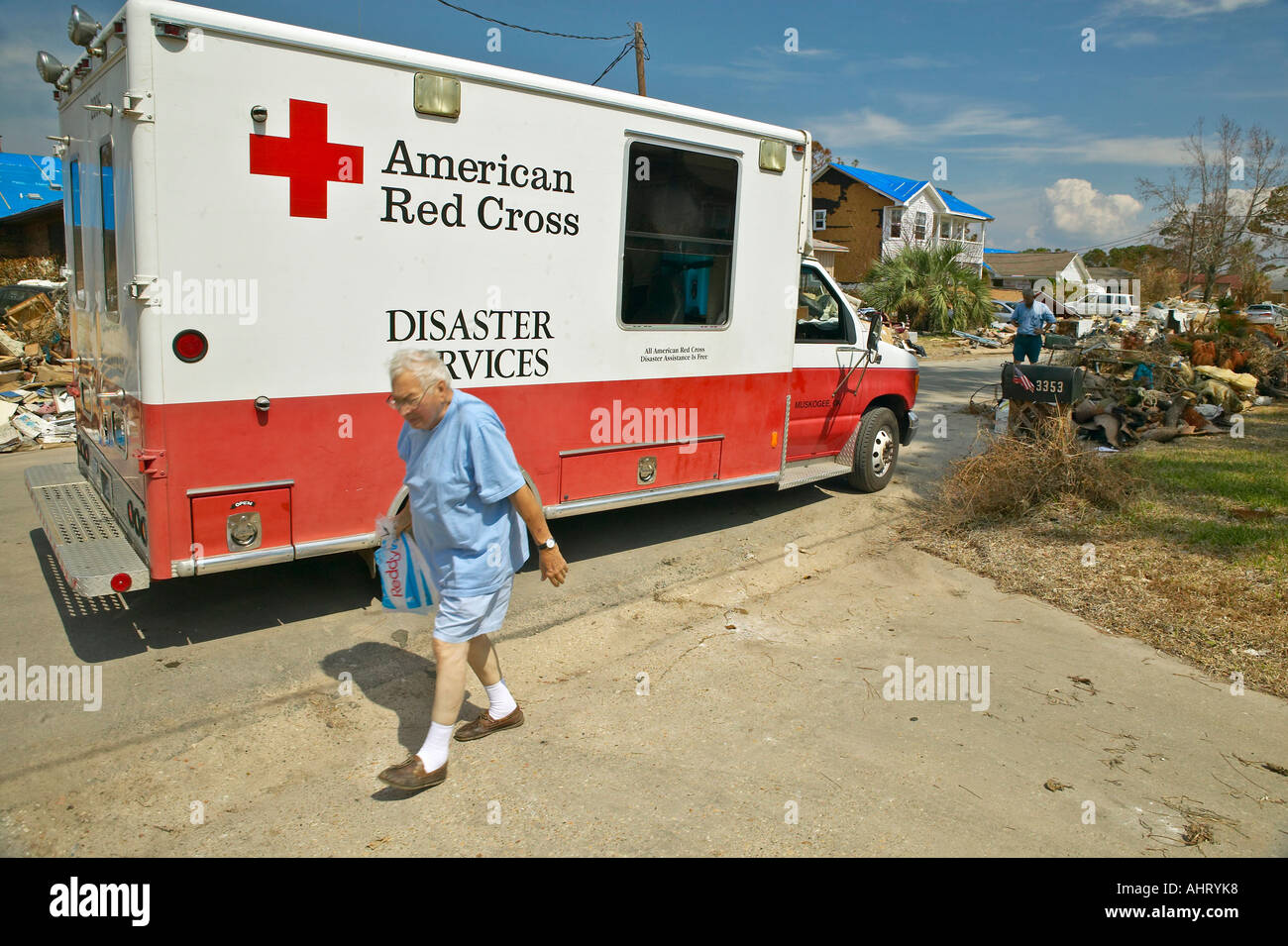 Il vecchio uomo getting borsa di ghiaccio da Croce Rossa il veicolo in Pensacola Florida dopo l uragano Ivan Foto Stock