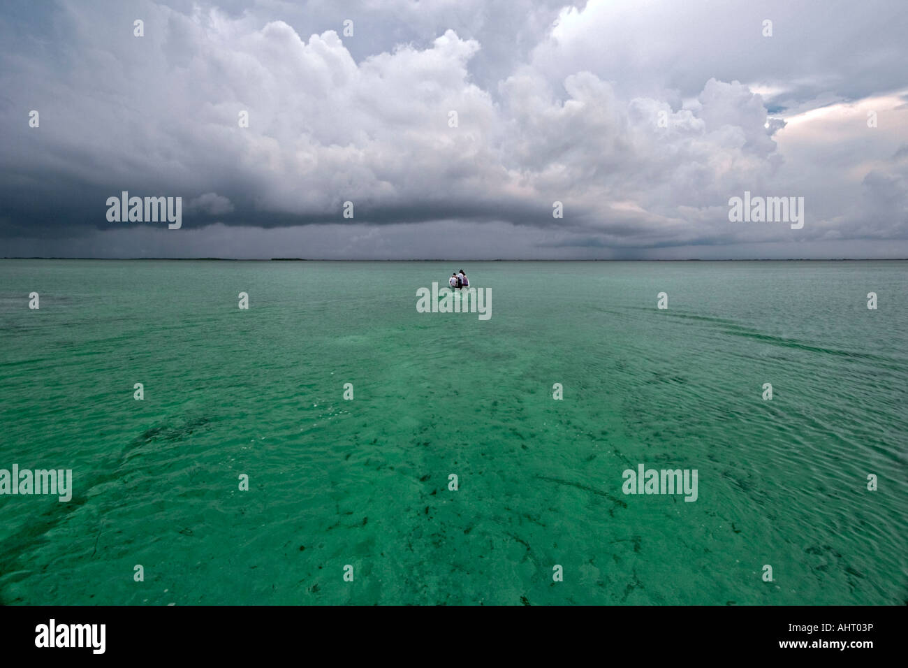Da un giorno di tempesta, navigazione sul Sian Ka'an laguna. Navigation sur le Lagon Sian Ka'an par un jour d'orage. Foto Stock