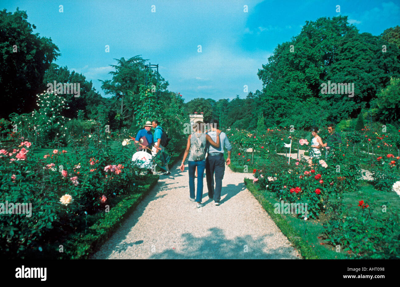 Parigi Francia, Parchi giovane coppia turisti adolescente estate a piedi nel Parco, 'Giardini Bagatelle' a Bois de Boulogne, Primavera, jardin de bagatelle Foto Stock