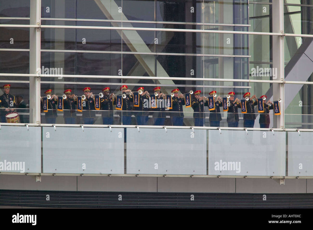 Una banda militare di trombettieri esegue sul balcone del Clinton Presidential Library ex U S il presidente Bill Clinton Foto Stock