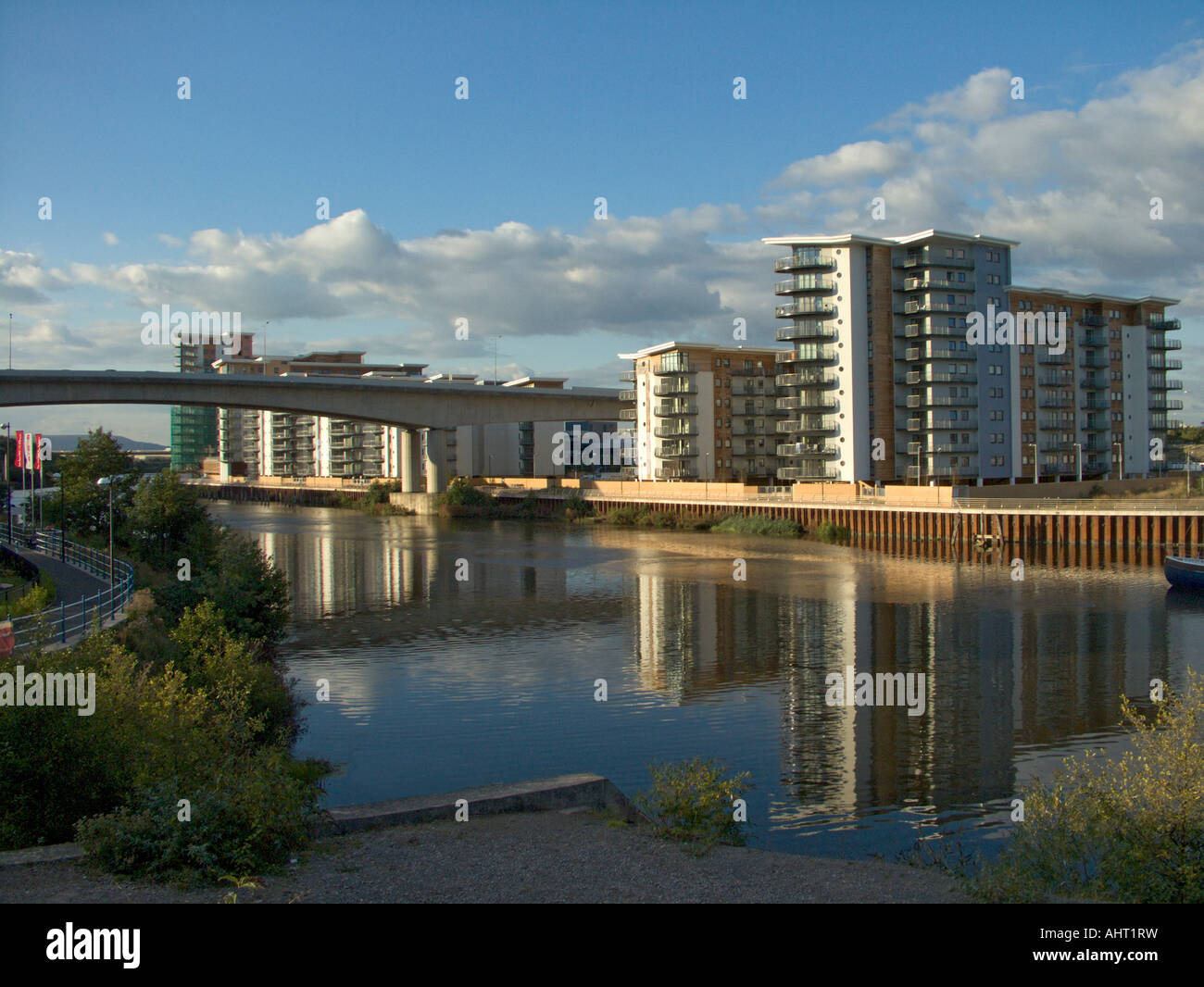 Nuovo sviluppo edilizio in Cardiff Bay lungo il fiume Ely in Wales UK Foto Stock