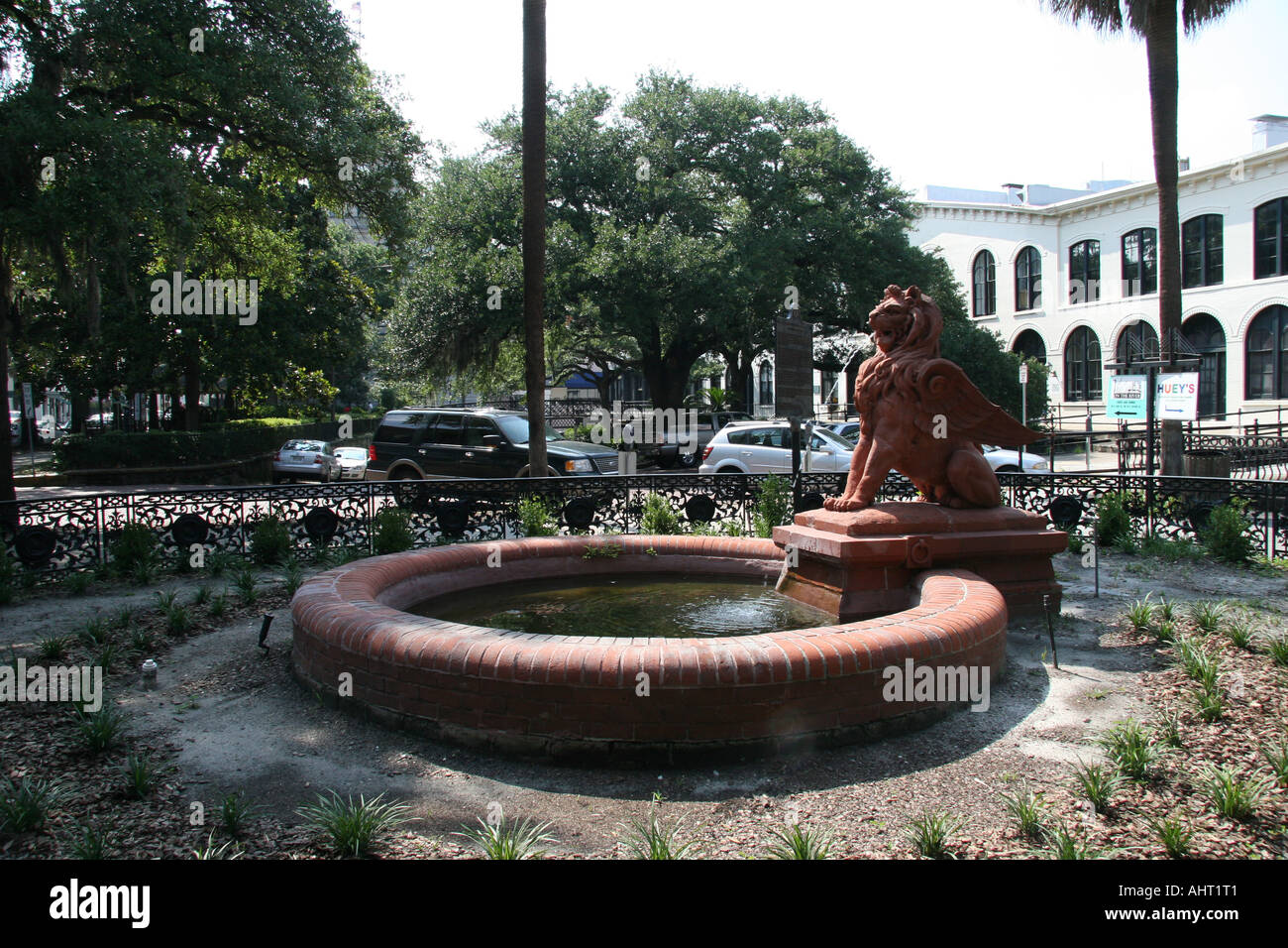 Fontana e ringhiera in ferro nella parte anteriore della Borsa del Cotone Savannah in Georgia Foto Stock