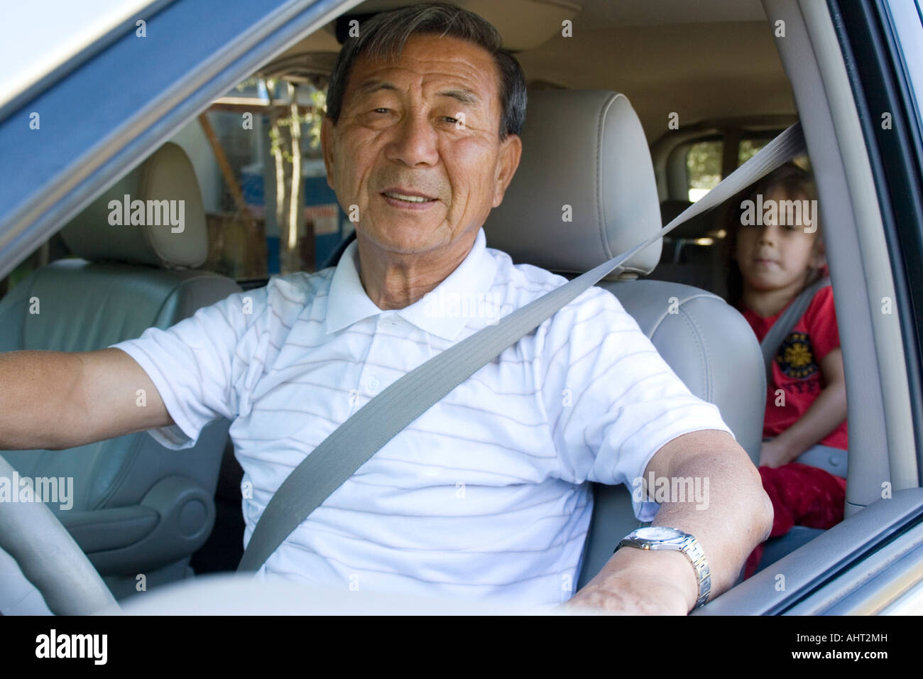 Senior uomo alla guida di Minivan con il nipote in retro Foto Stock