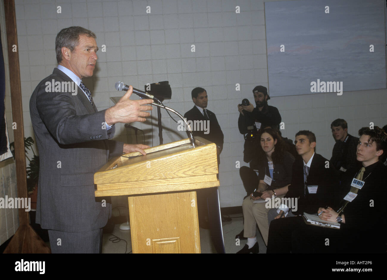 George W Bush parlando a presidenziale Forum della gioventù al collegio di Anselmo NH Gennaio 2000 Foto Stock