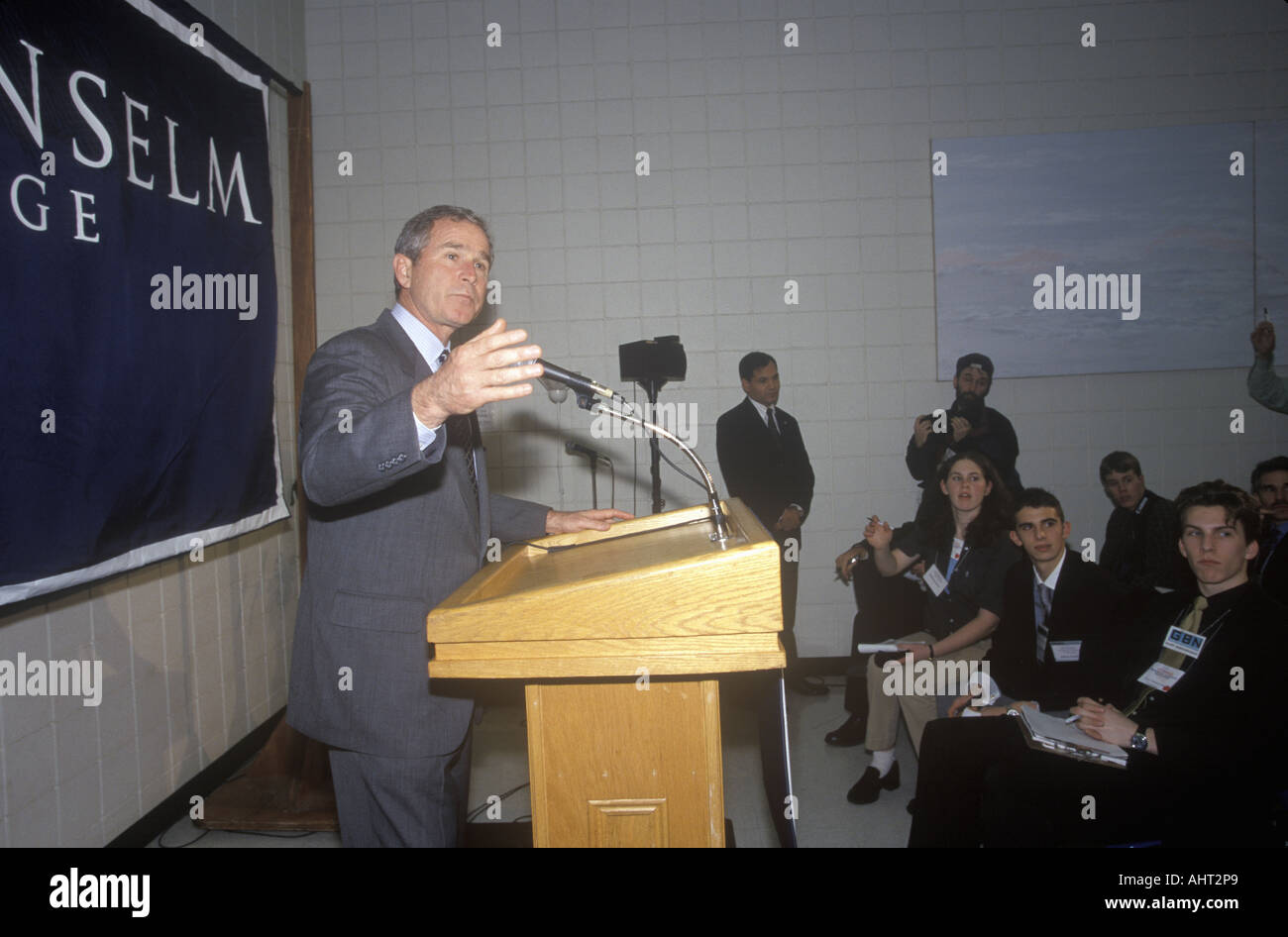 George W Bush parlando a presidenziale Forum della gioventù al collegio di Anselmo NH Gennaio 2000 Foto Stock