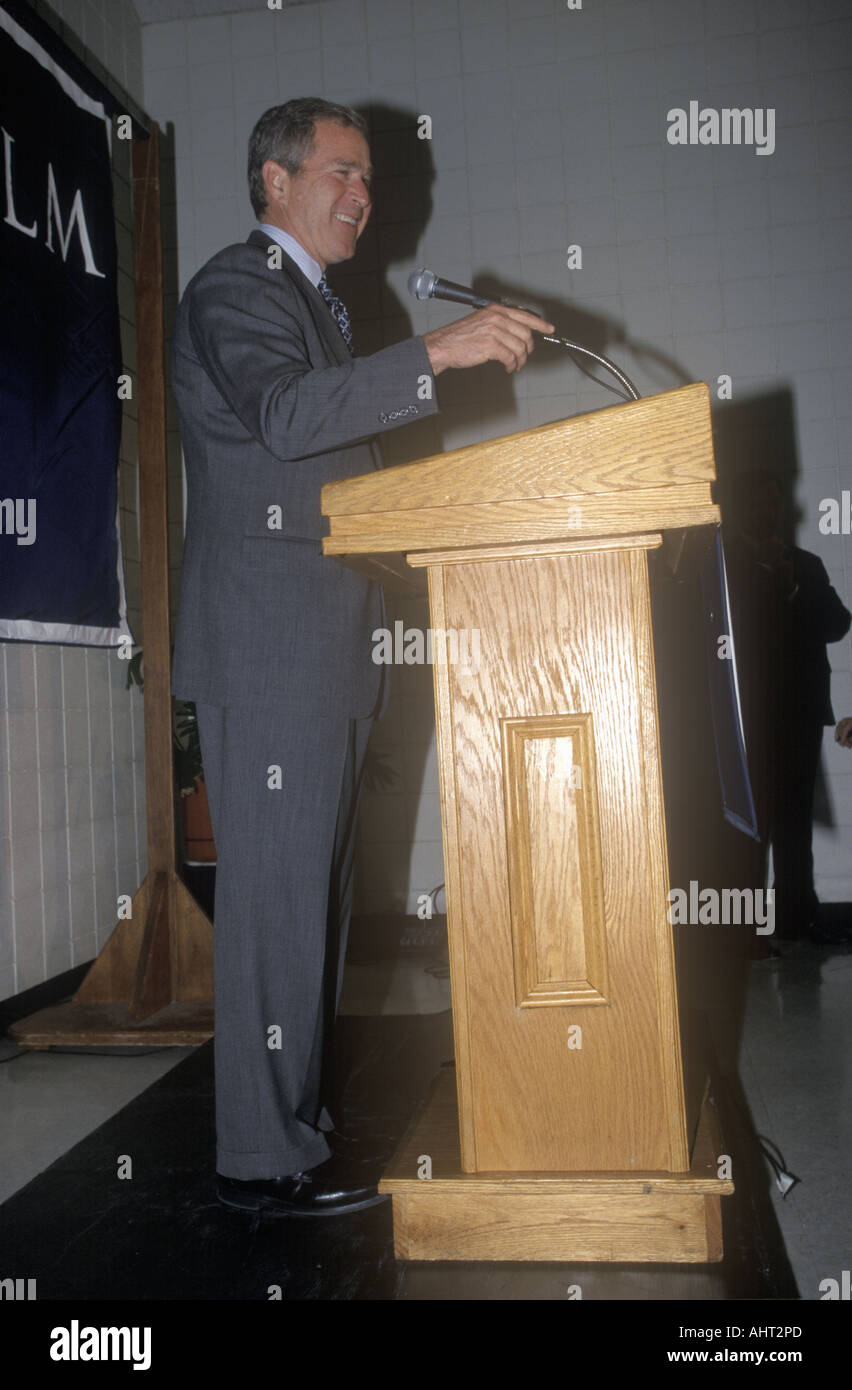 George W Bush parlando a presidenziale Forum della gioventù al collegio di Anselmo NH Gennaio 2000 Foto Stock