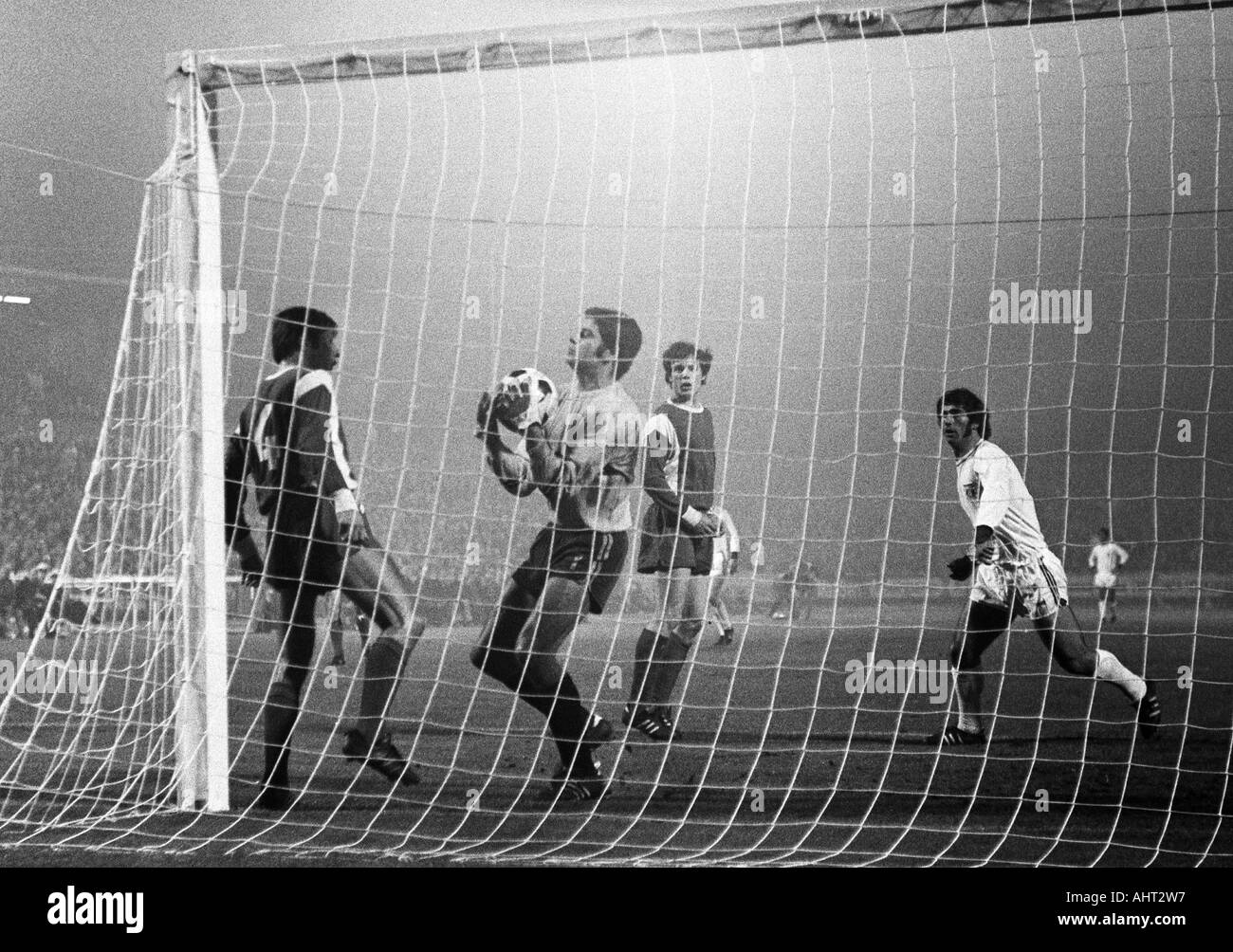 Calcio, Bundesliga, 1970/1971, Niederrhein Stadium di Oberhausen, Rot-Weiss Oberhausen rispetto a FC Bayern Monaco 0:4, scena del match, f.l.t.r. Werner Ohm, keeper Wolfgang Scheid, Reiner Hollmann (tutti OB), Gerd Mueller (FCB) Foto Stock