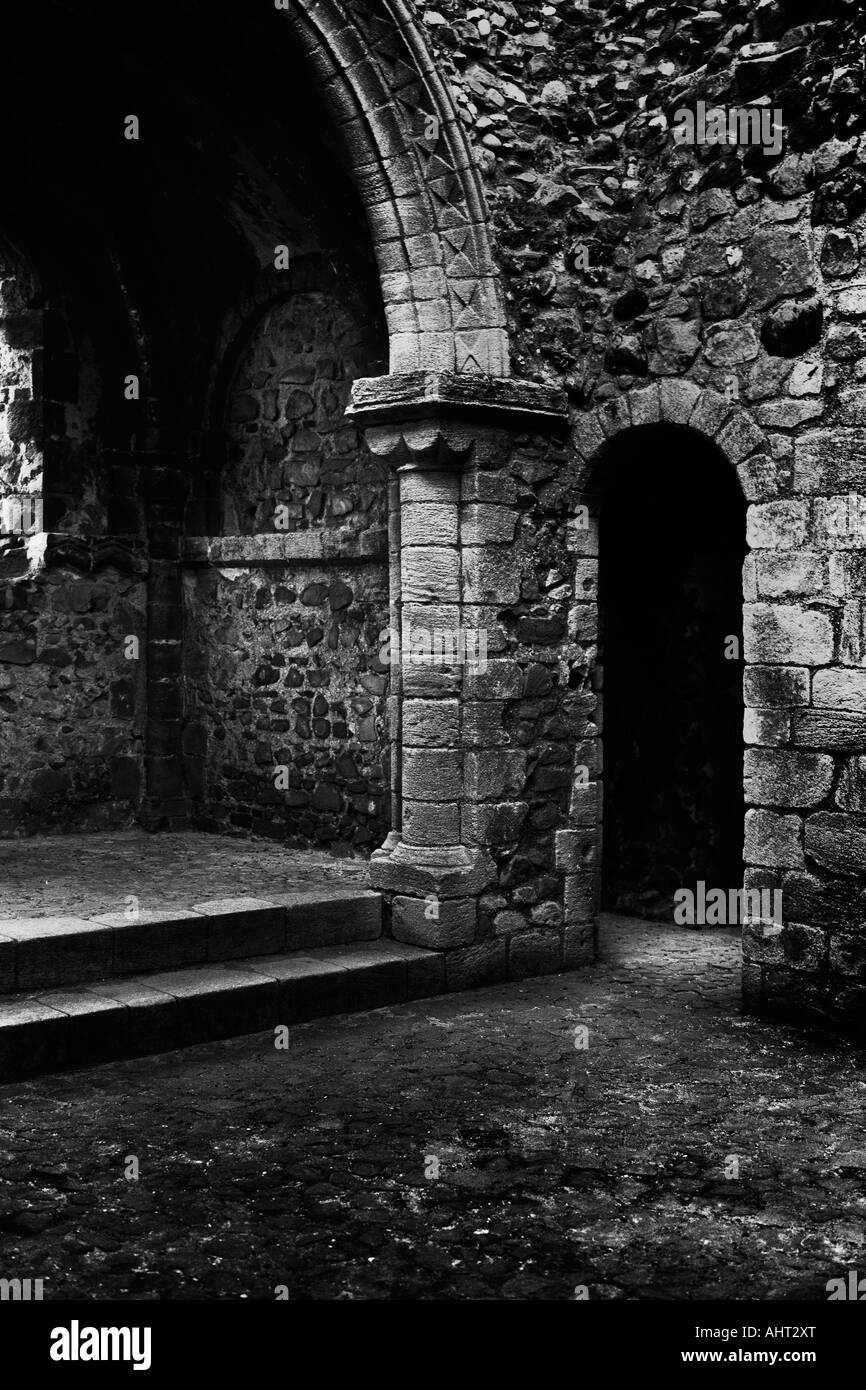 Xii secolo il castello porta interna, arco e gradini Foto Stock