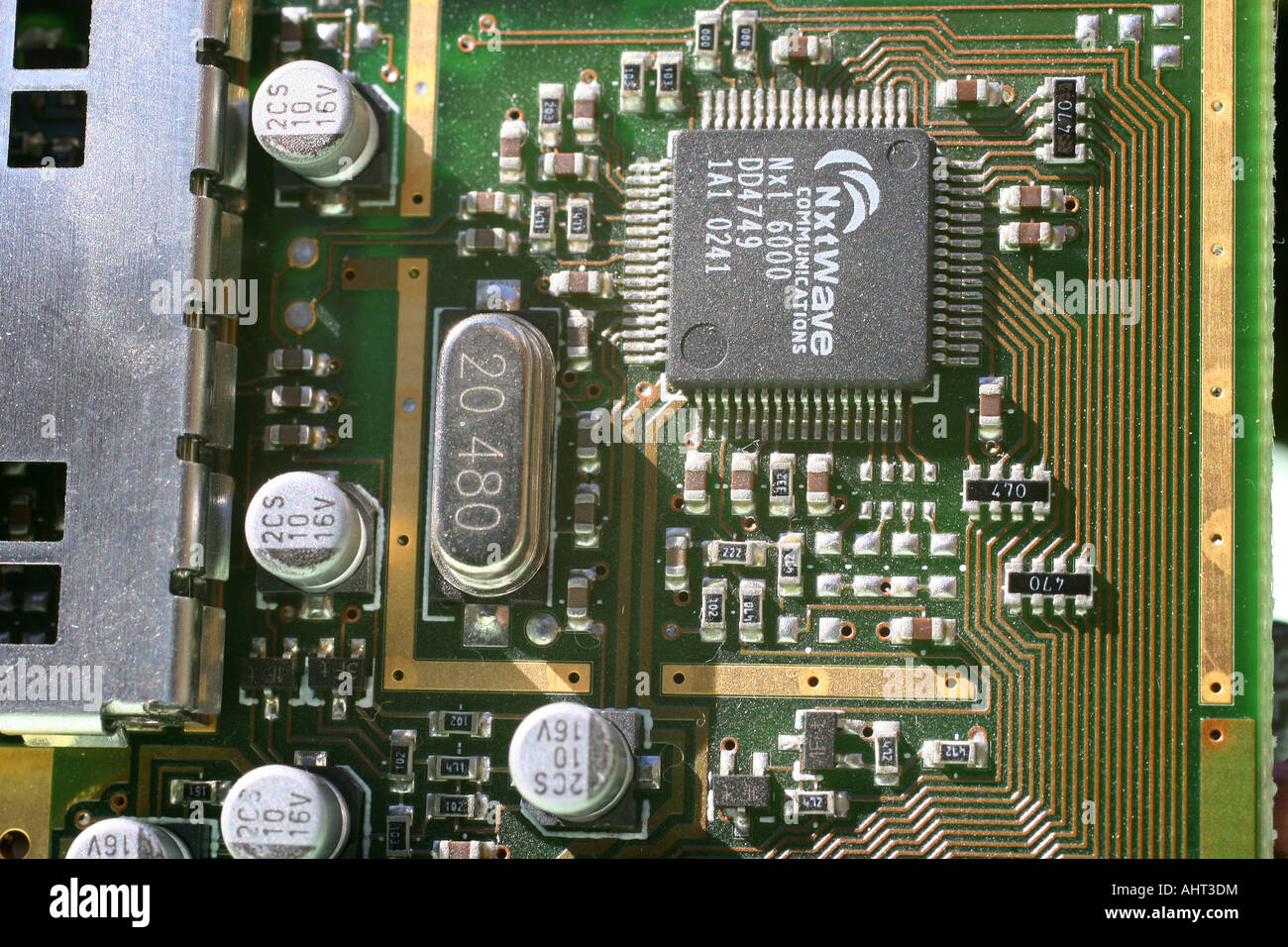 Componenti elettronici montati su una scheda di circuito elettronico. Foto Stock
