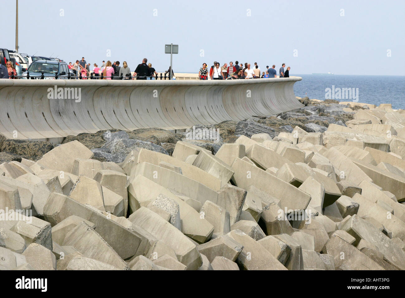 Calcestruzzo nuovo mare difese a parete a Scarborough in North Yorkshire. Foto Stock